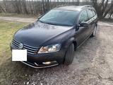 Volkswagen VW Passat B7 Highline Tdi - Volkswagen Passat aus 2011: Kombi, Highline