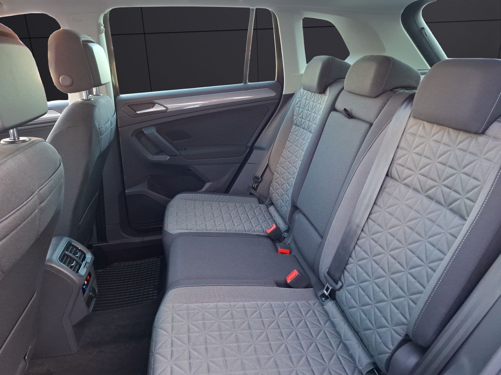 Fahrzeugabbildung Volkswagen Tiguan TSI Life DSG 4M LED Navi AID ACC SH 18"