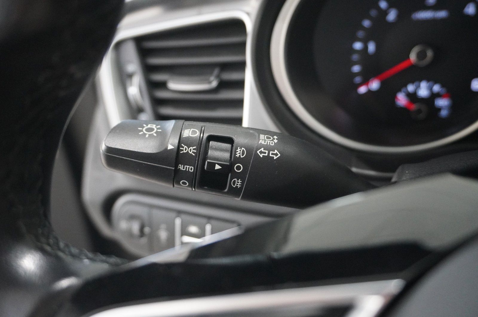 Fahrzeugabbildung Kia cee'd SW 1.6 CRDI 7-DCT DYNAMIC NAVI/LED/KAMERA