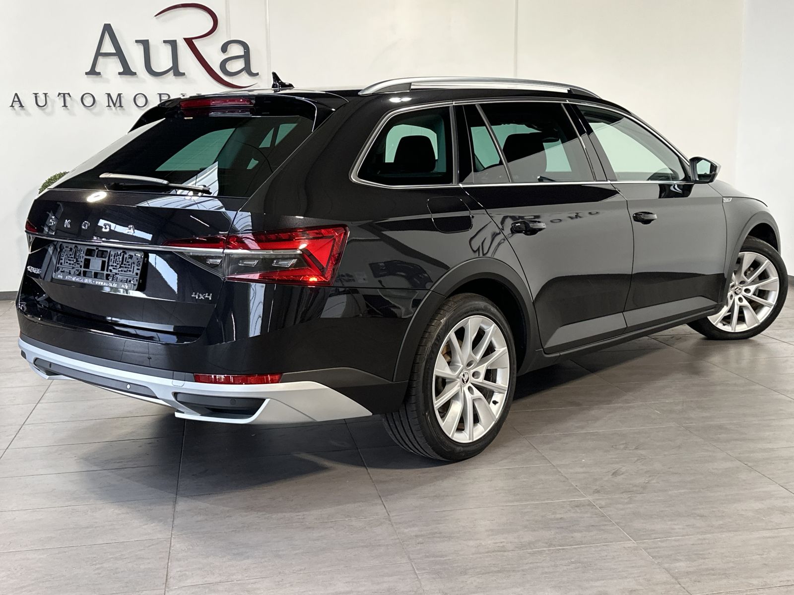 Fahrzeugabbildung SKODA Superb Scout 4x4 NAV+LED+AHK+PANO+DIGDISPLAY+1HD
