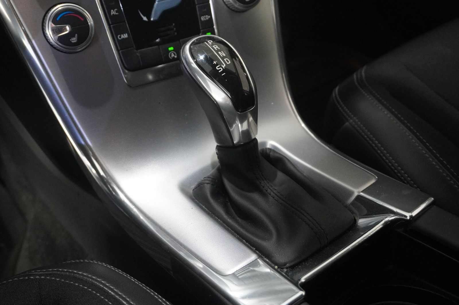Fahrzeugabbildung Volvo XC 60 MOMENTUM 2WD NAVI/BI-XENON/SHZ/KAMERA/TEMP