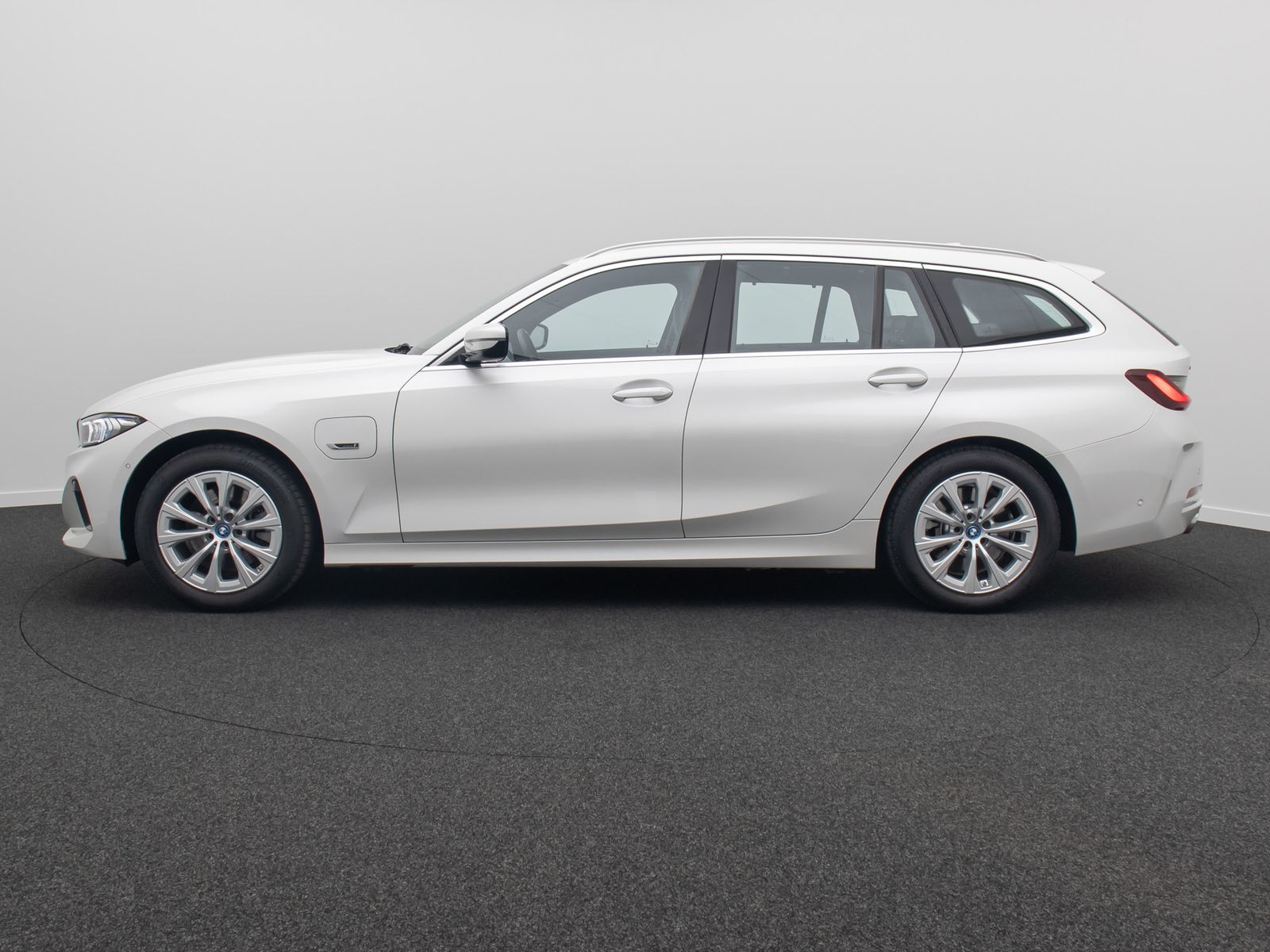 Fahrzeugabbildung BMW 330e xD Panorama HUD H/K AHK Alarm Sport Leder