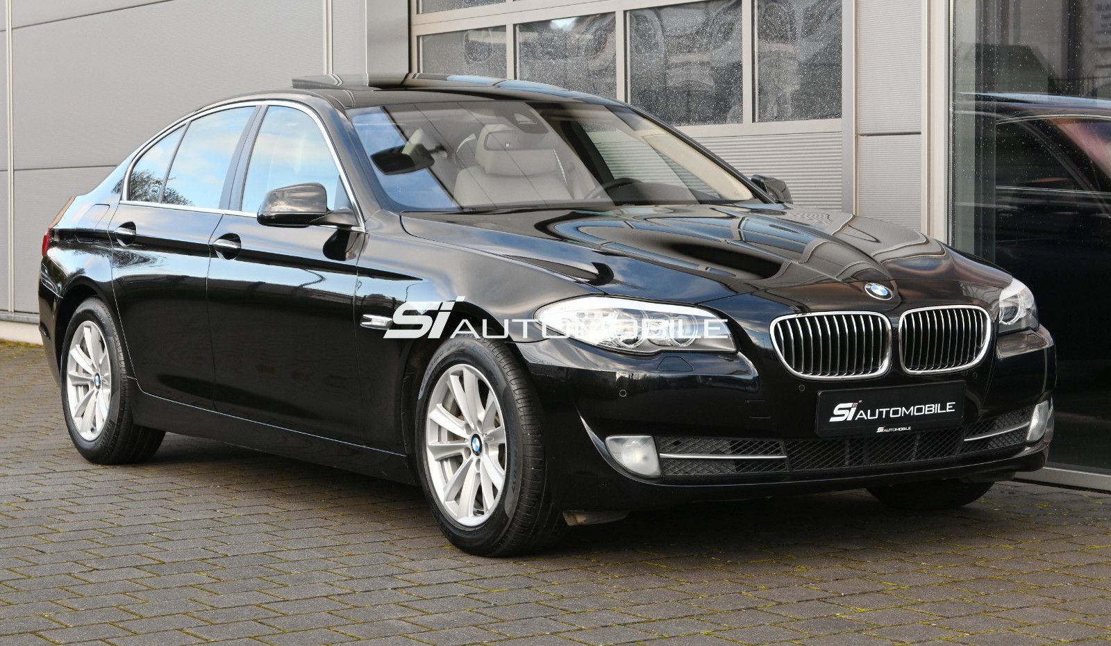 Fahrzeugabbildung BMW 530d Aut. °GLASDACH°HUD°KOMFORTSITZ°STANDHEIZUNG