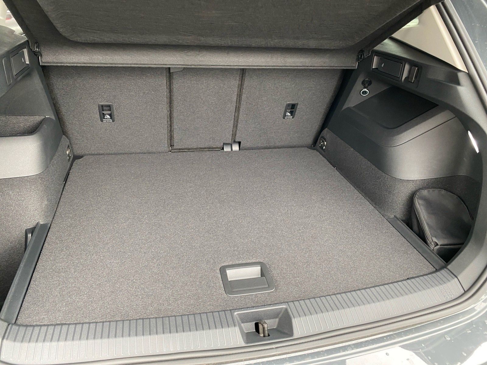 Fahrzeugabbildung Volkswagen Tiguan 1.5 eTSI OPF DSG +ACC+LED+NAVI+PARKASSIST