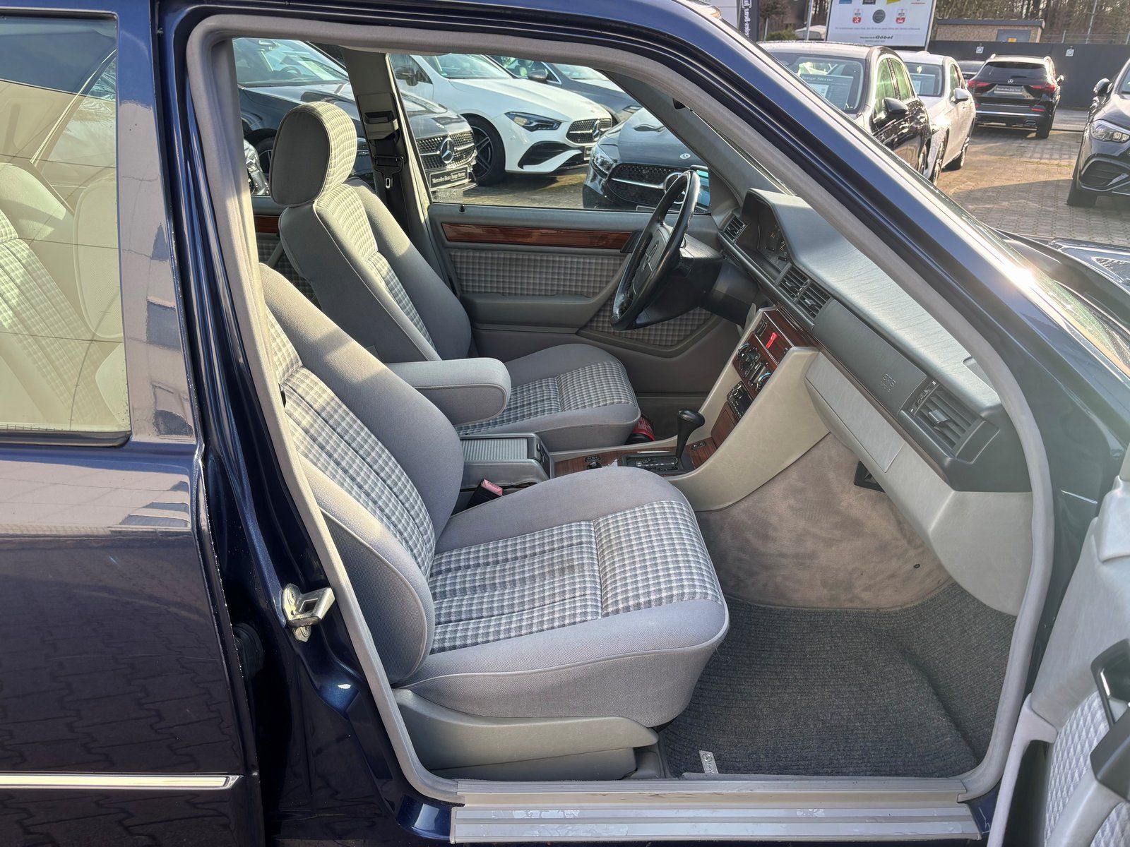 Fahrzeugabbildung Mercedes-Benz E 220 SCHIEBEDACH*KLIMA*SITZHEIZUNG*AUTOMATIK