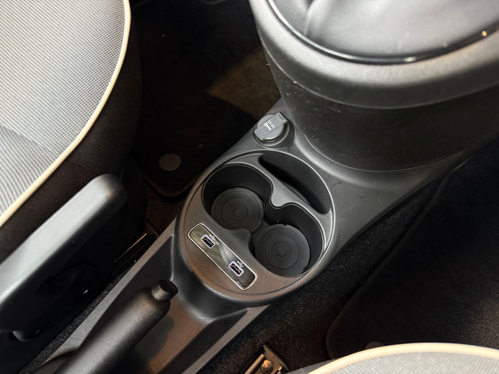 Fahrzeugabbildung Fiat 500C Lounge NAVI PDC ALU