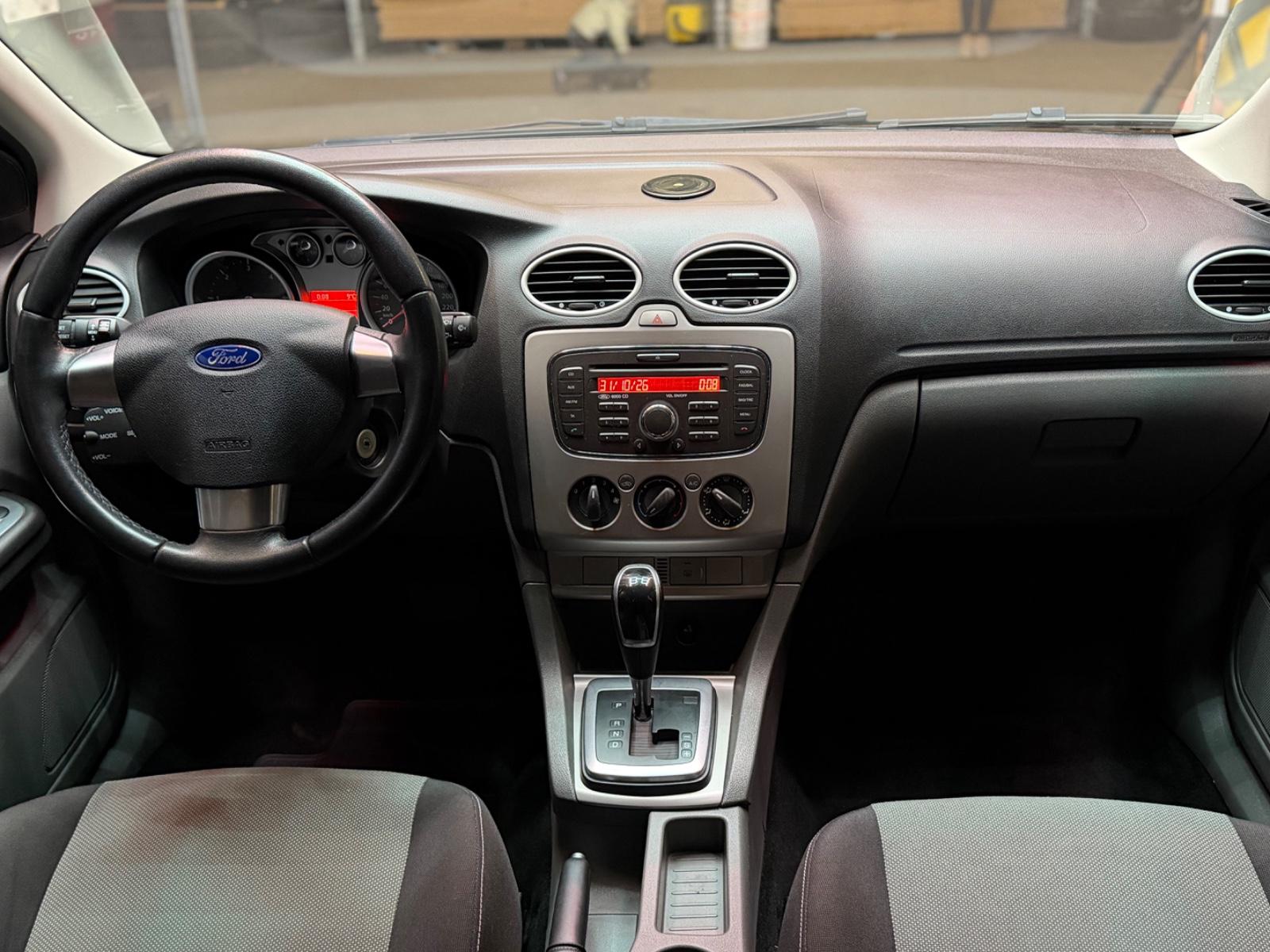 Ford Focus 2010 — photo 25