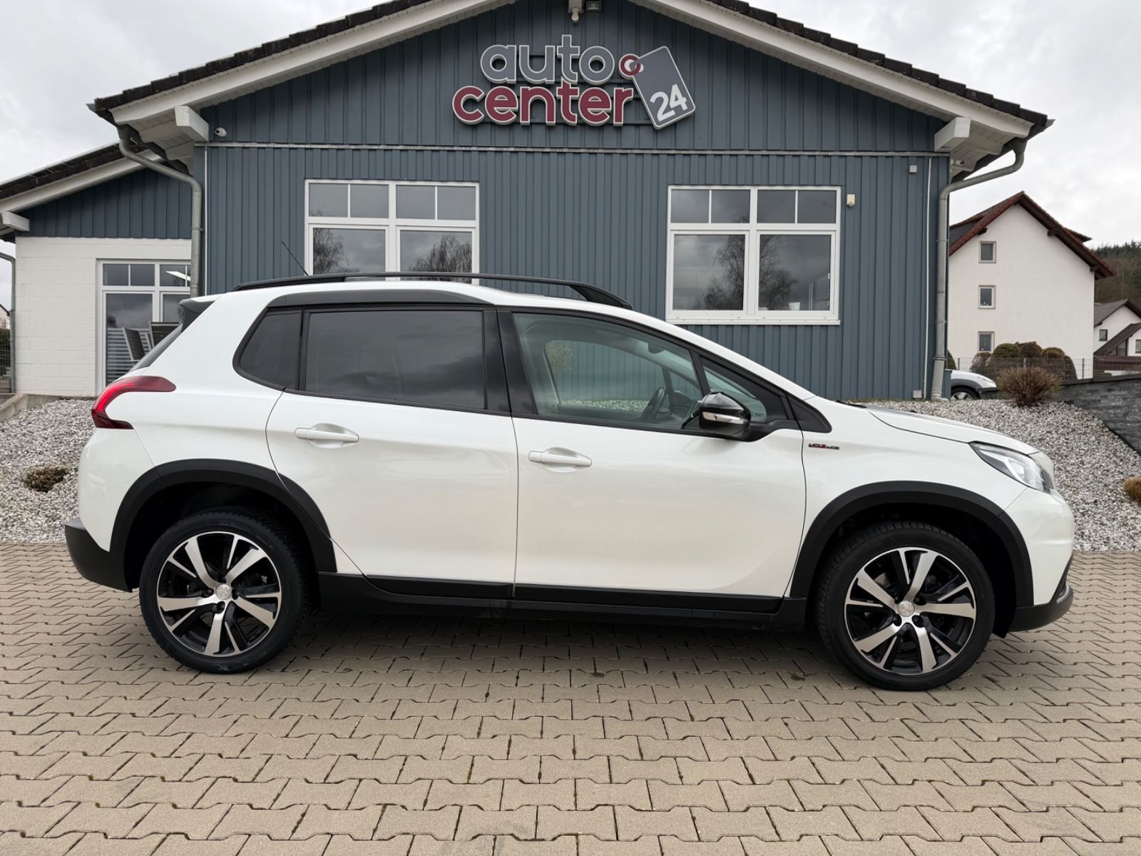 Fahrzeugabbildung Peugeot 2008 GT Line°Automatik°AHK°Pano°Kamera°Leder°