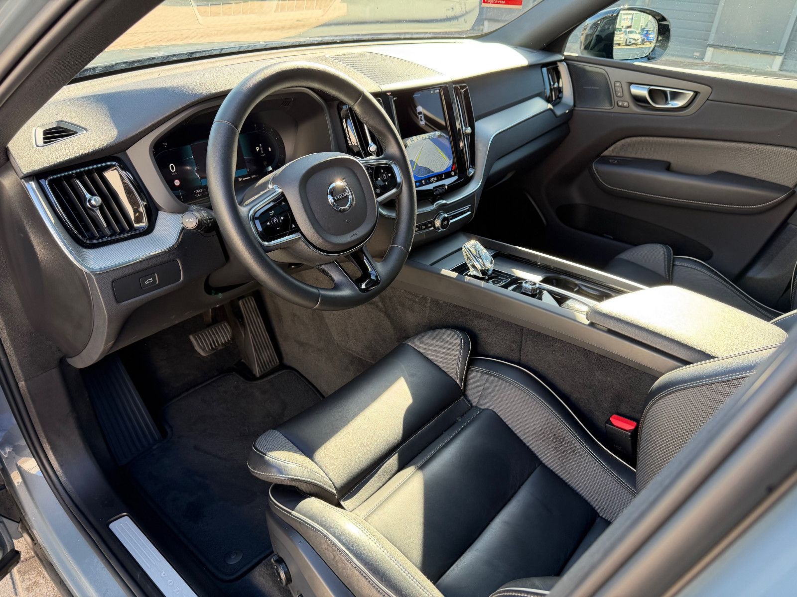 Fahrzeugabbildung Volvo XC60 B4 B Plus Dark*H&K*360°*PANO*AHK*STHZG*