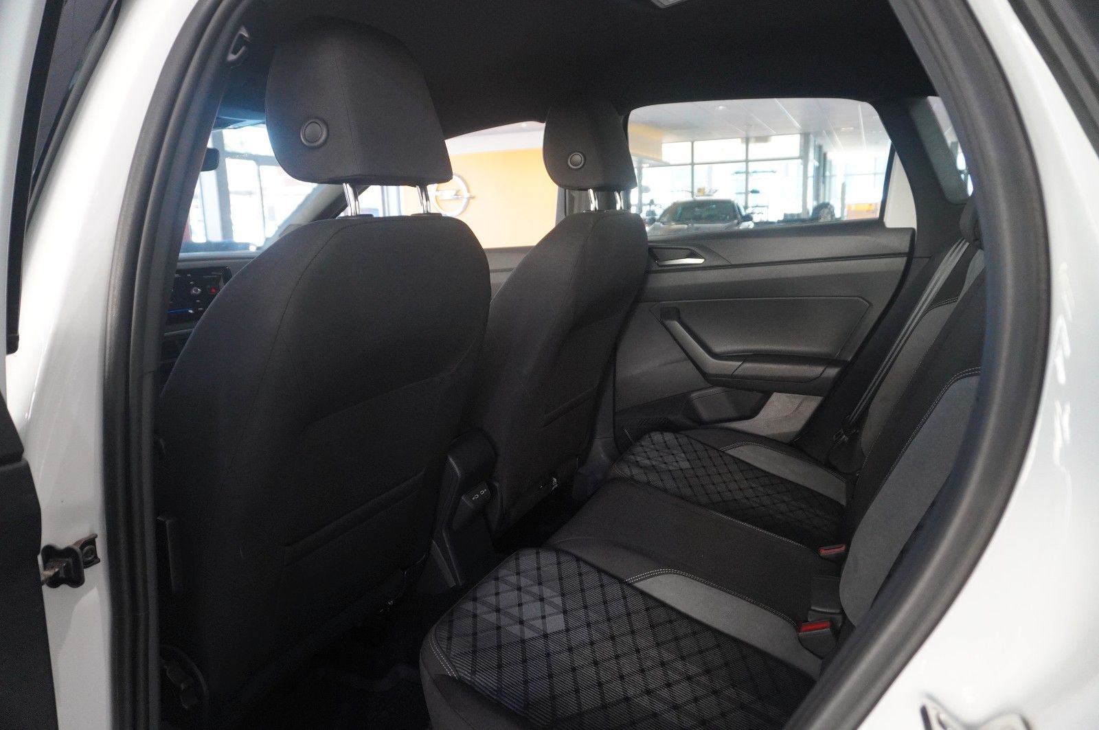 Fahrzeugabbildung Volkswagen Taigo 1.0 TSI R-LINE DSG NAVI/LED/KAMERA/SH/DAB+