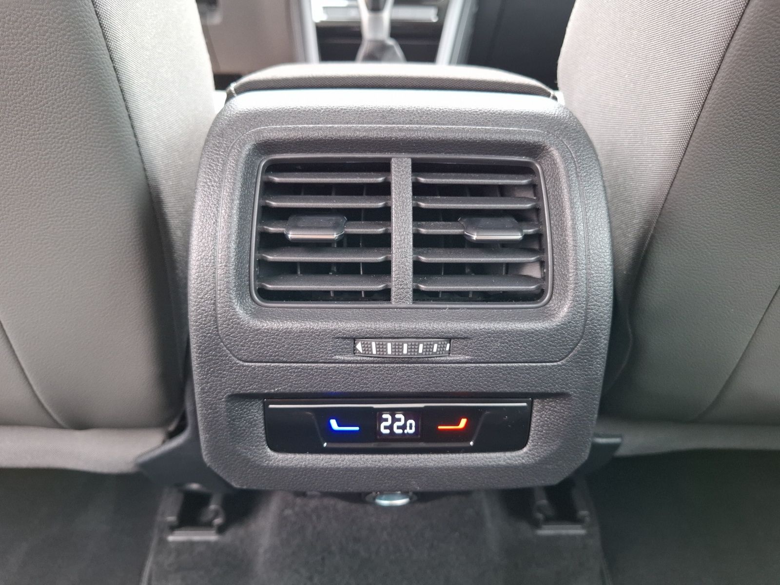 Fahrzeugabbildung Volkswagen Touran TSI Comfortline 7-Si Navi AID ACC PDC SH