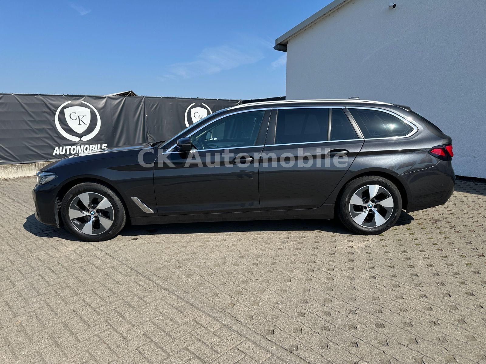 Fahrzeugabbildung BMW 520d Touring/Navi/Leder/Head-Up/Kamera/LED/ACC