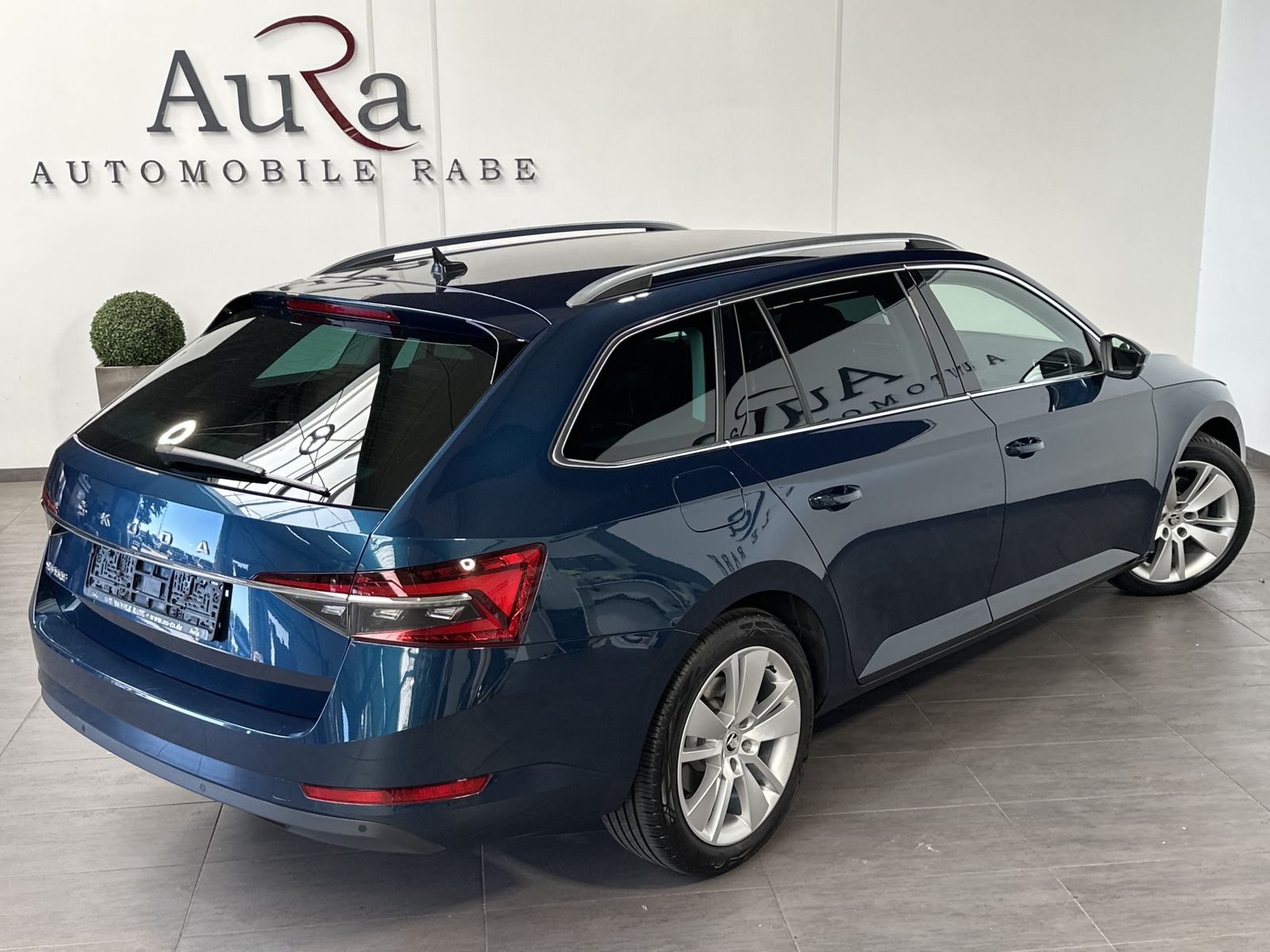 Fahrzeugabbildung SKODA Superb Combi 2.0 TDI Premium Edition NAV+LED+AHK
