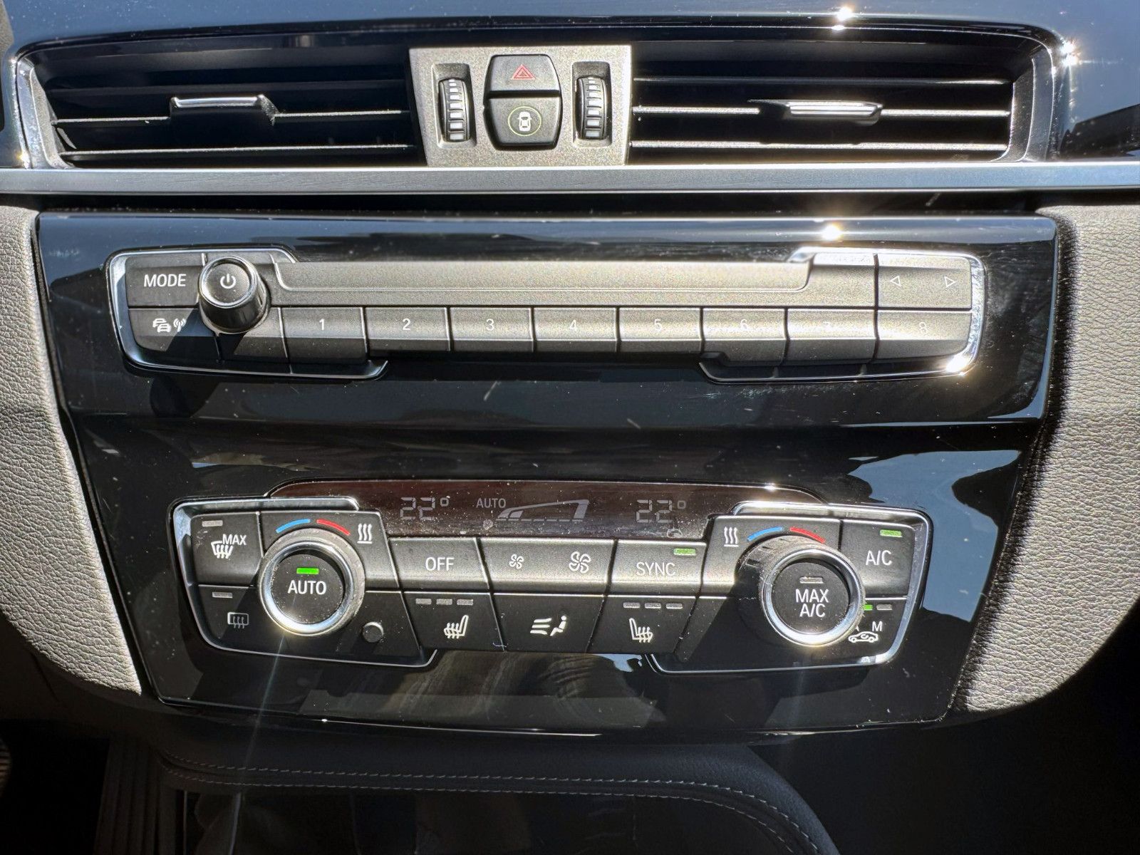 Fahrzeugabbildung BMW X1 xDrive 20i Sport-Line Temp. HUD PANO KAM PDC