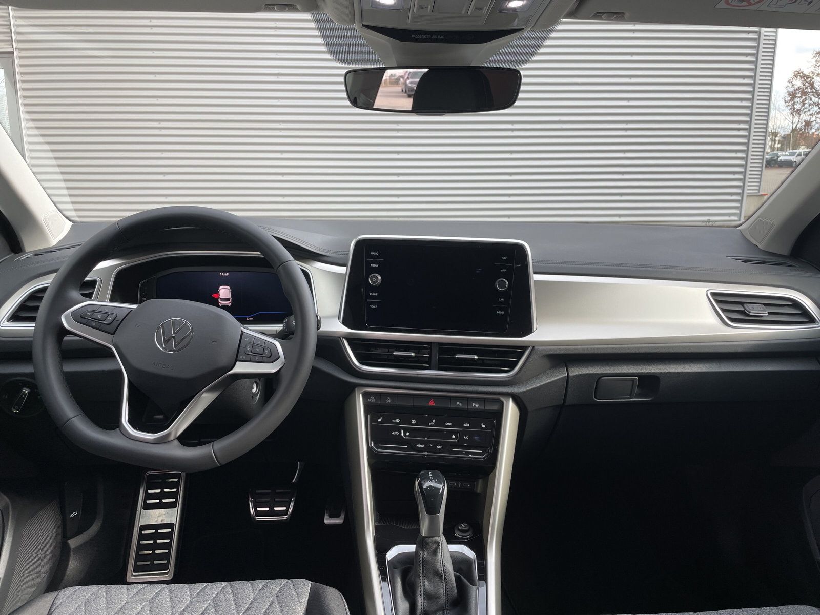Fahrzeugabbildung Volkswagen T-Roc 2.0 TDI DSG Move NAVI AHK KAMERA