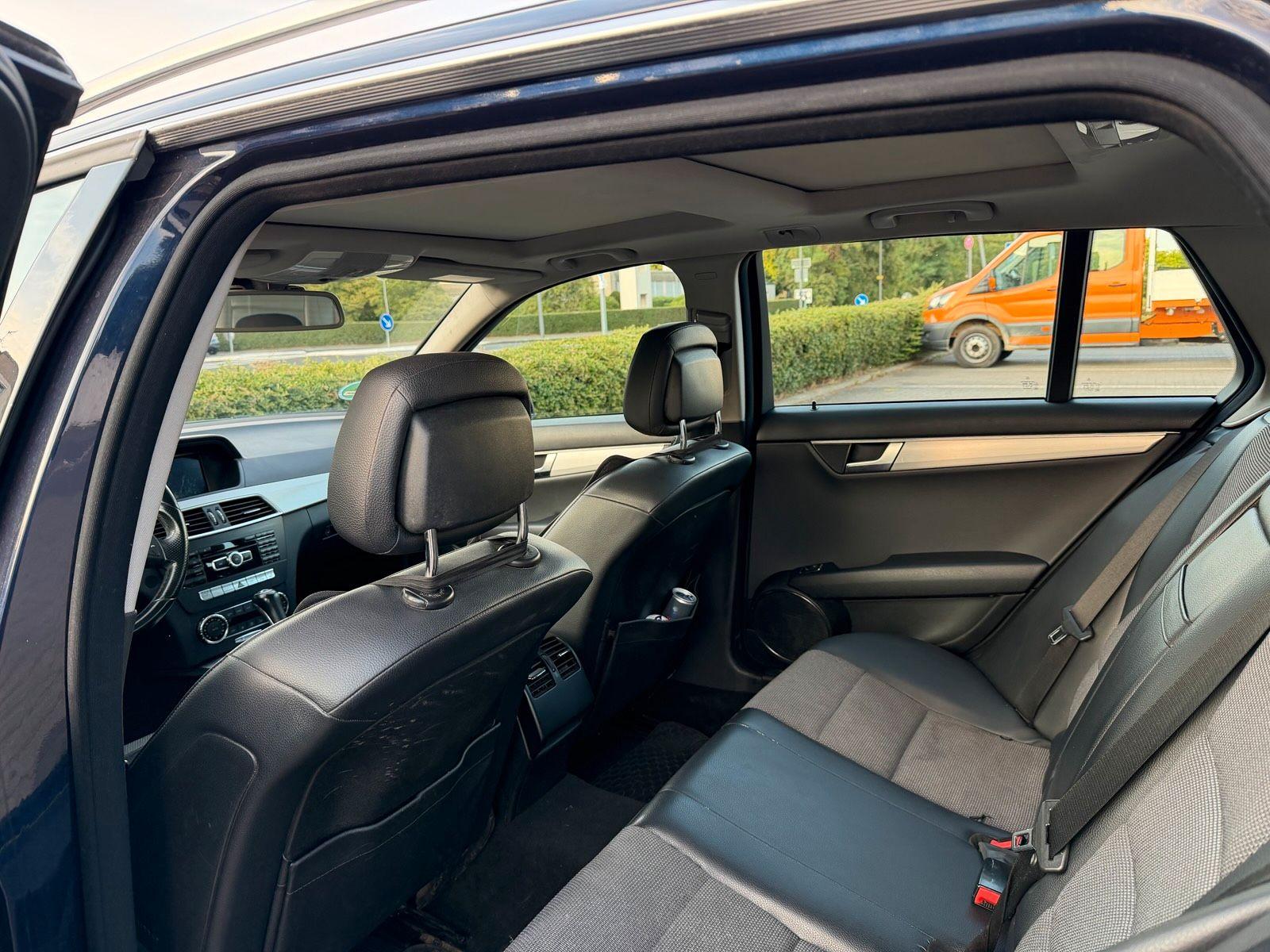 Mercedes-Benz 220 2011 — interior