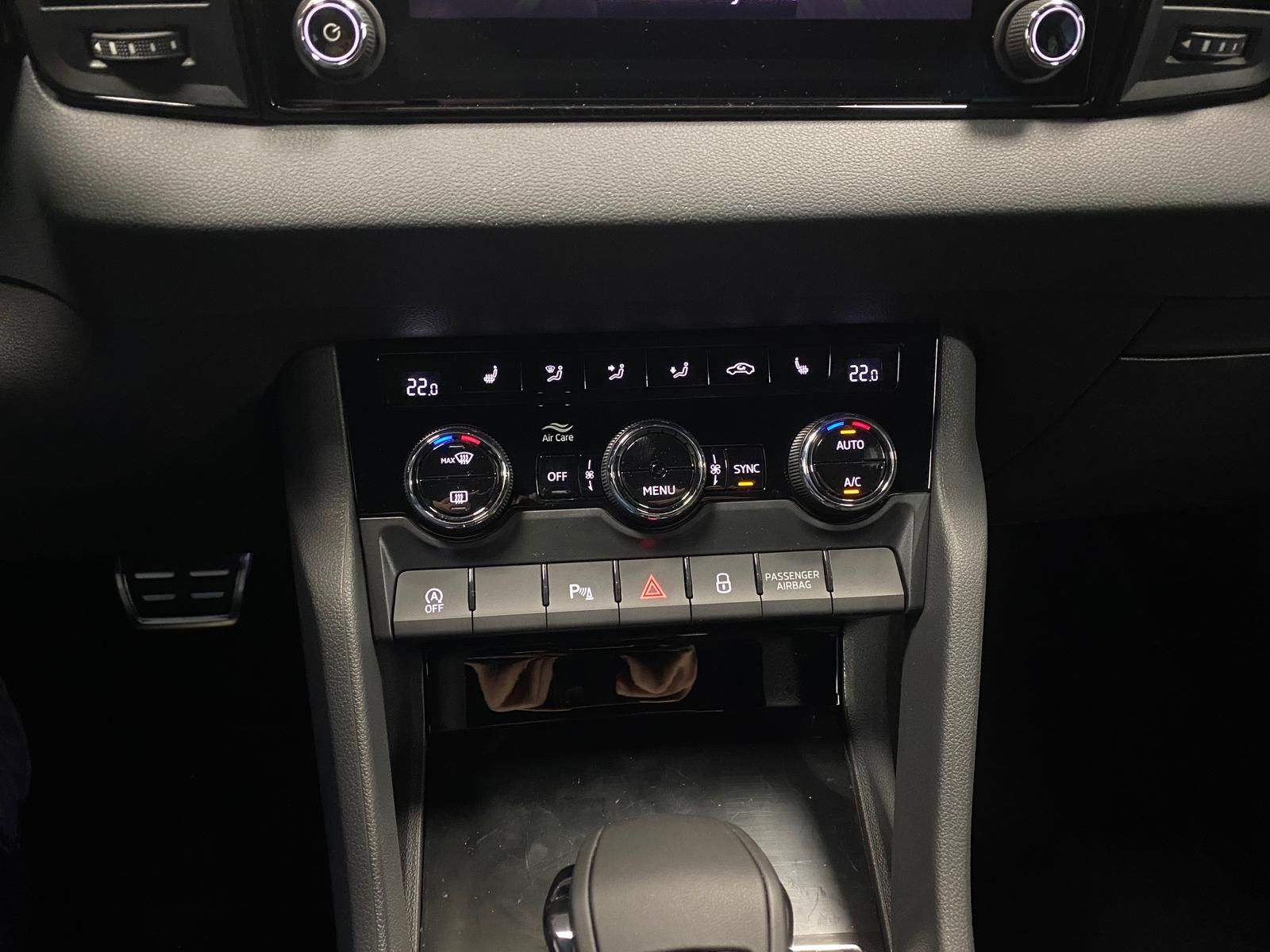 Fahrzeugabbildung SKODA Karoq 1.5 TSI SPORTLINE+MATRIX+ACC+AHK+APP+RFK++