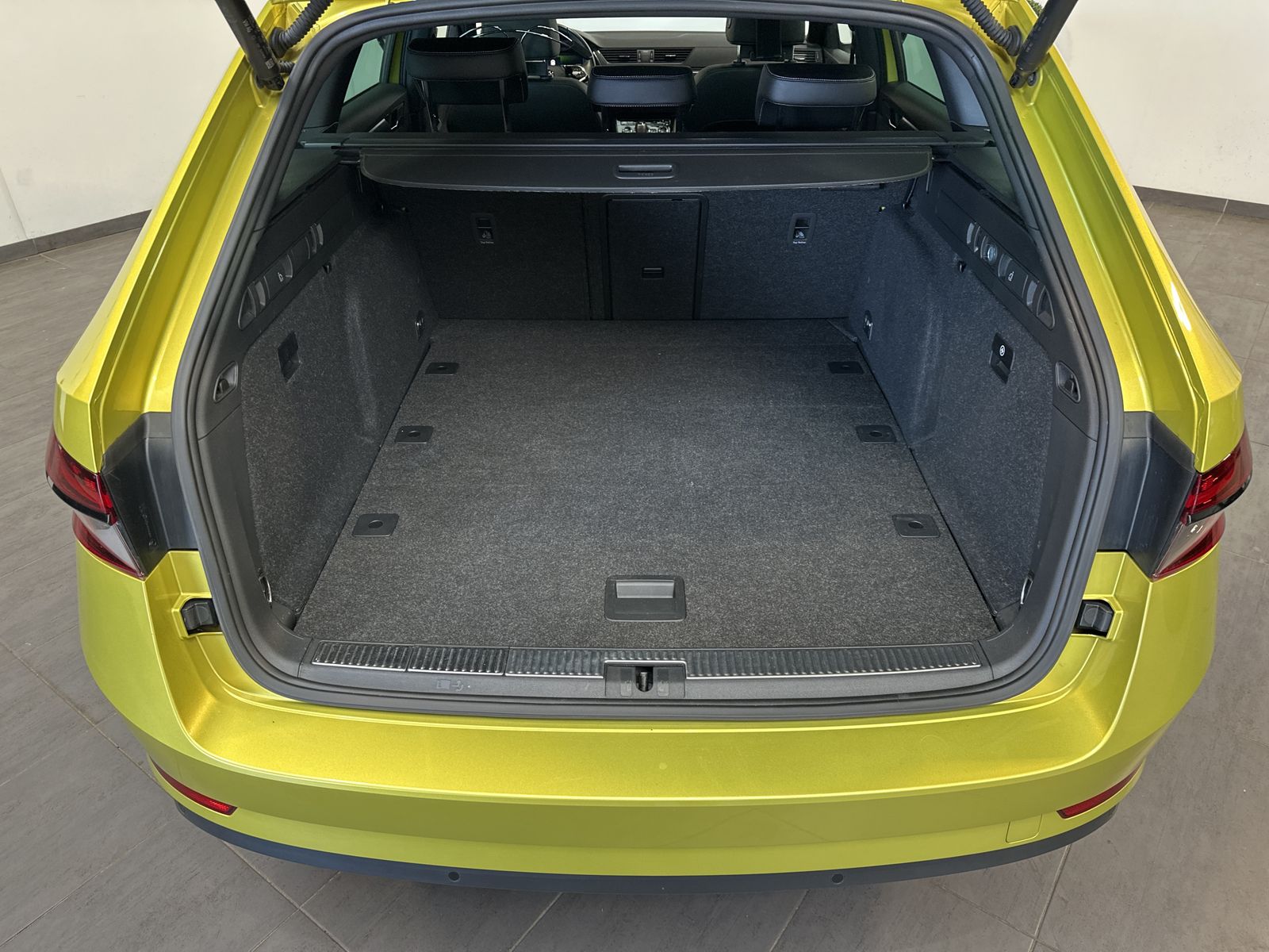 Fahrzeugabbildung SKODA Superb Sportline 4x4 NAV+LED+PANO+AHK+MEMORY+ACC