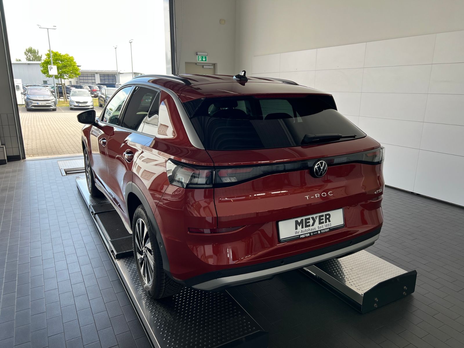 Fahrzeugabbildung Volkswagen T-Roc  Life 1.5 eTSI DSG *AHK, Ganzjahresreifen,