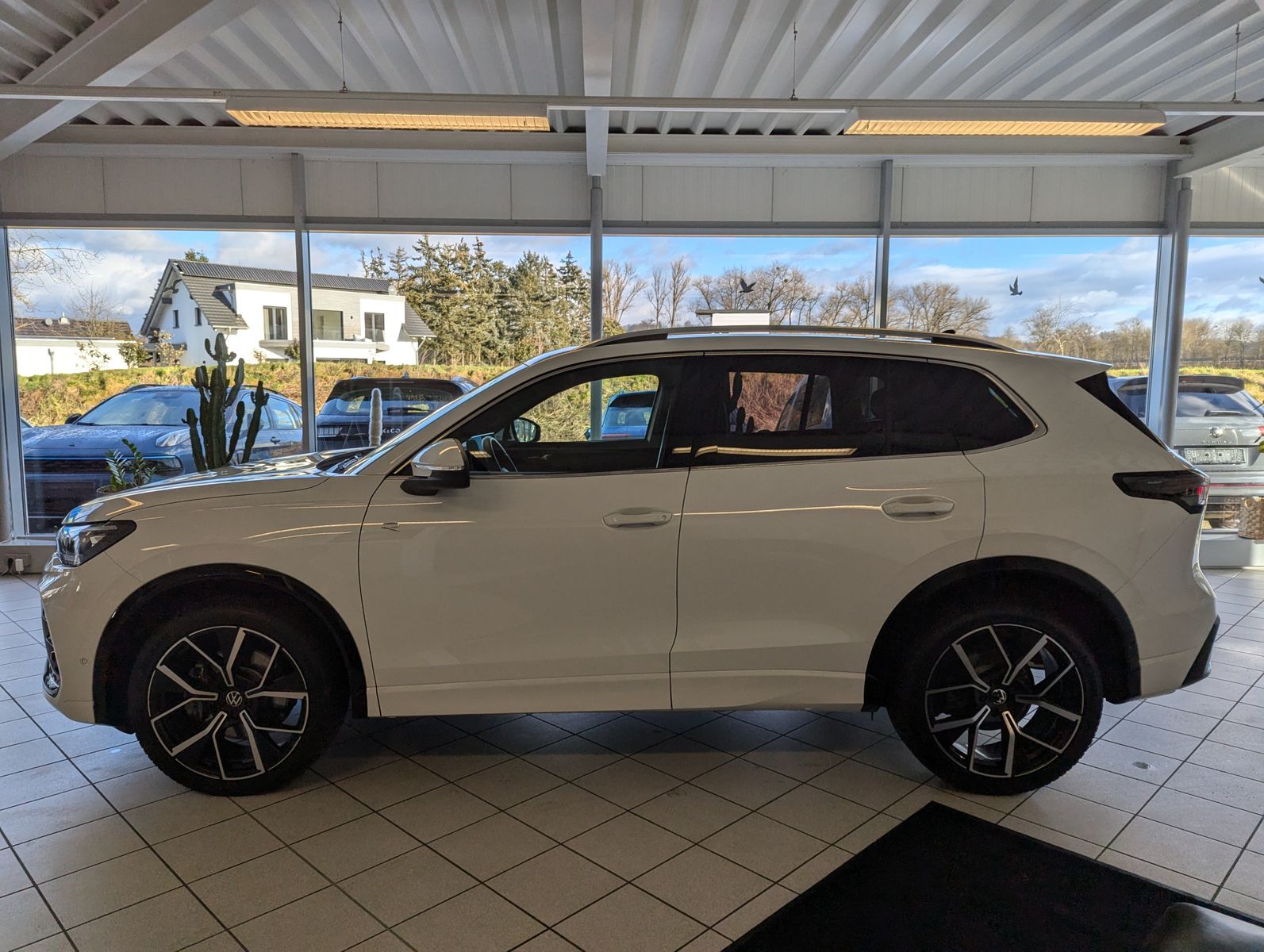 VW Tiguan 2.0TDI R-Line 4M Pano H/K AHK Matrix 20" - Image 4