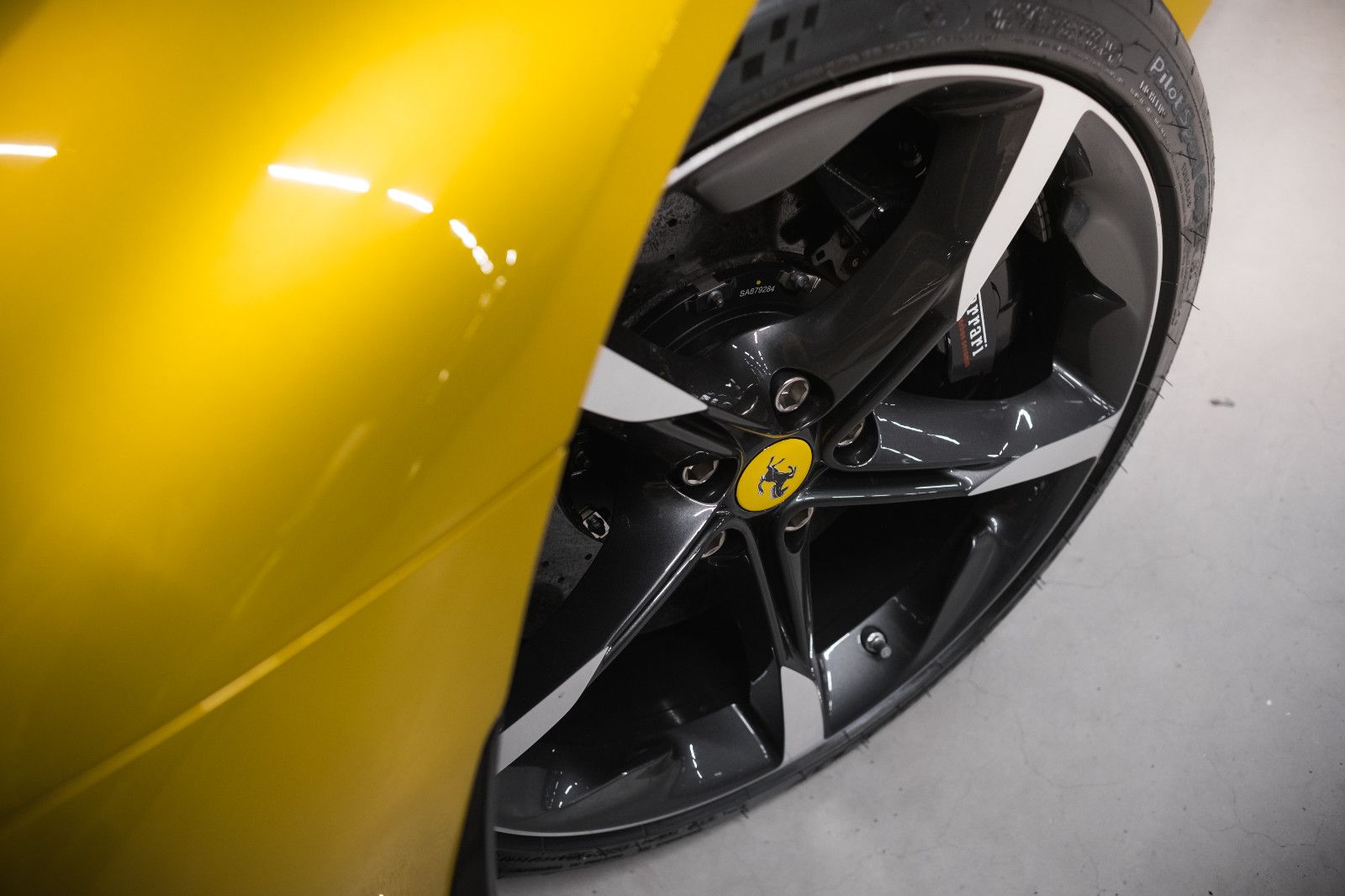 Fahrzeugabbildung Ferrari SF90 Spider-Giallo Montecarlo-Carbon