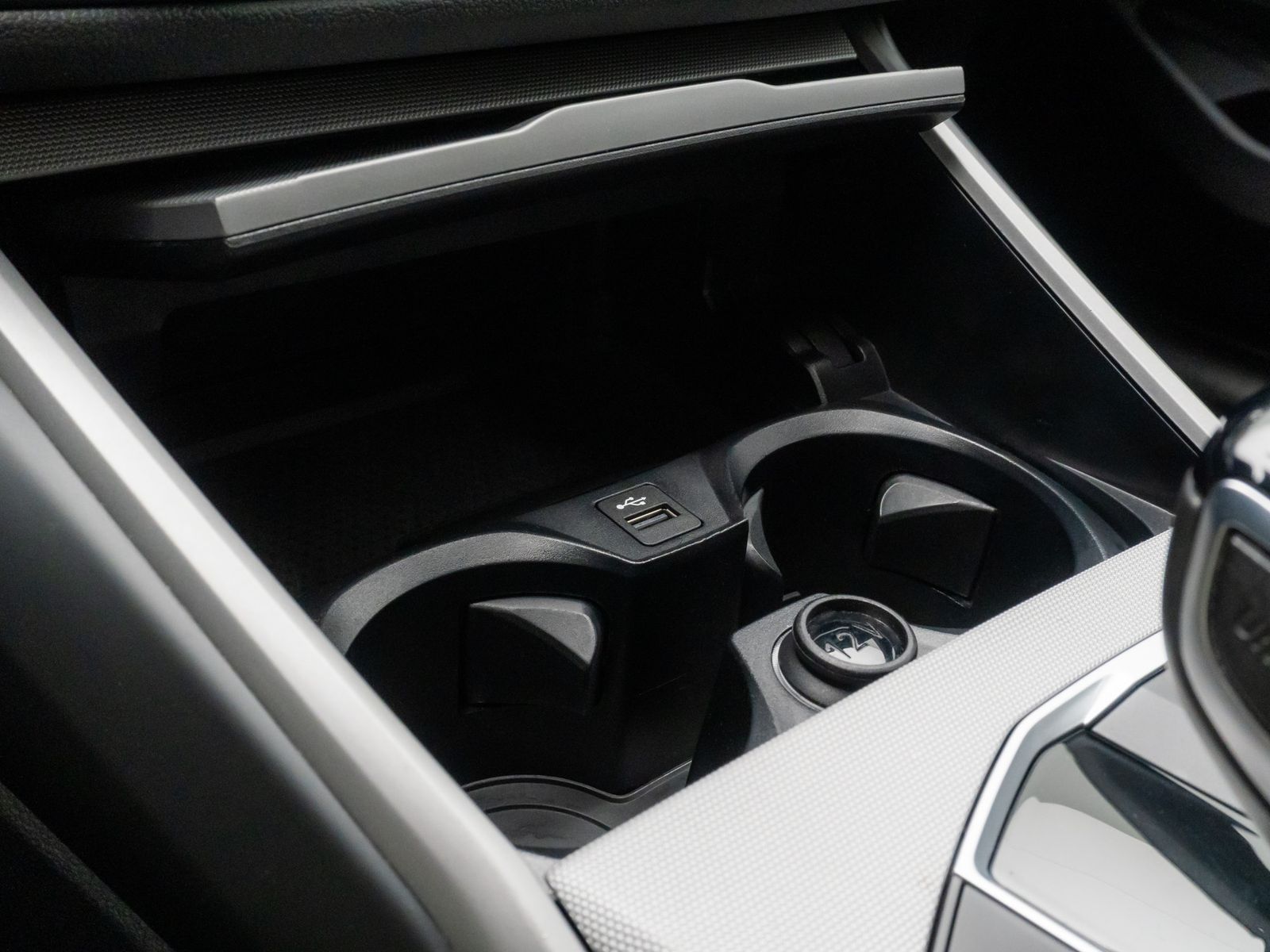 Fahrzeugabbildung BMW 320e Kamera HiFi DAB Alarm AHK Geschwindigkeitsr