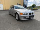 BMW 323i - - BMW 323 mit Benzin-Antrieb: Limousine