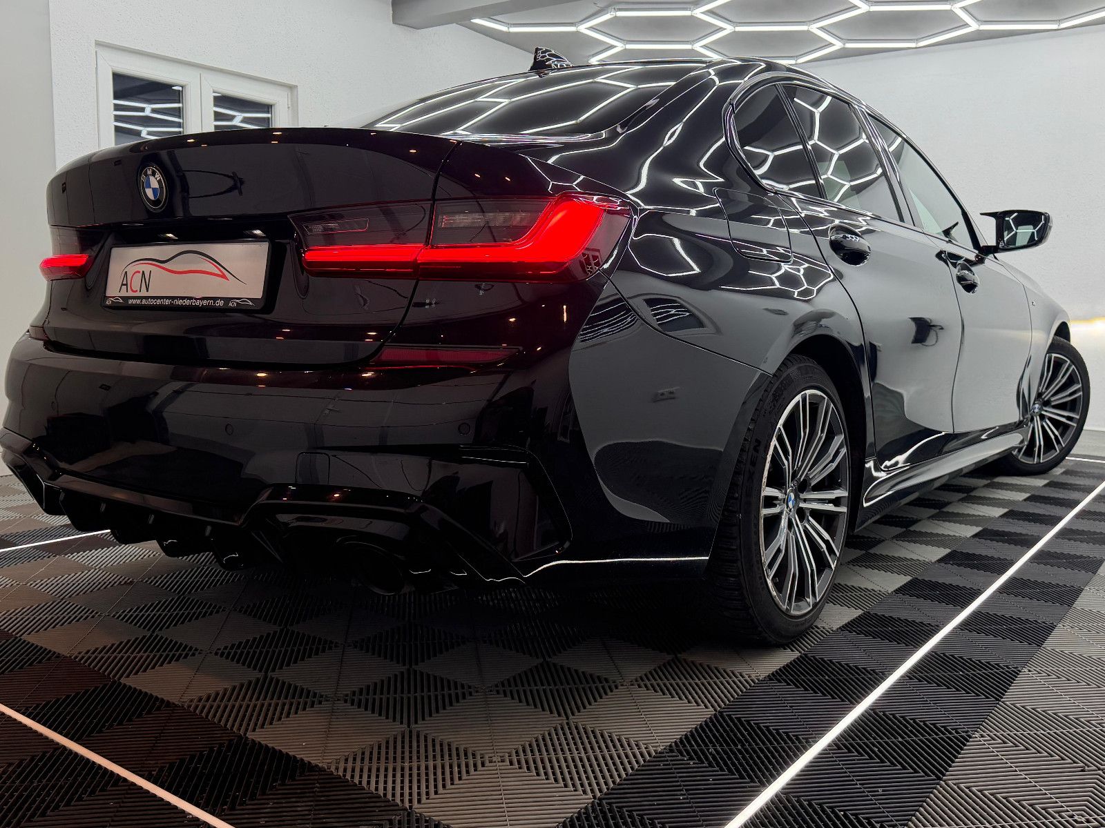 Fahrzeugabbildung BMW 330i xDrive M-SPORT/LIVE COC/HiFi/DEUTSCH