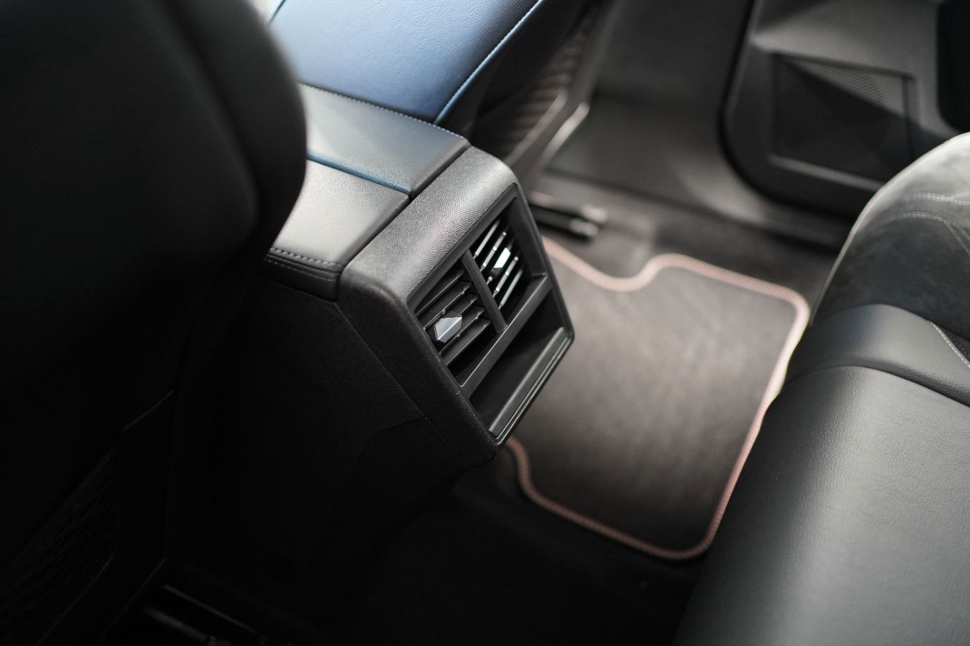 Fahrzeugabbildung DS Automobiles DS7 BlueHDi 130 EAT8 Performance Line Automatik