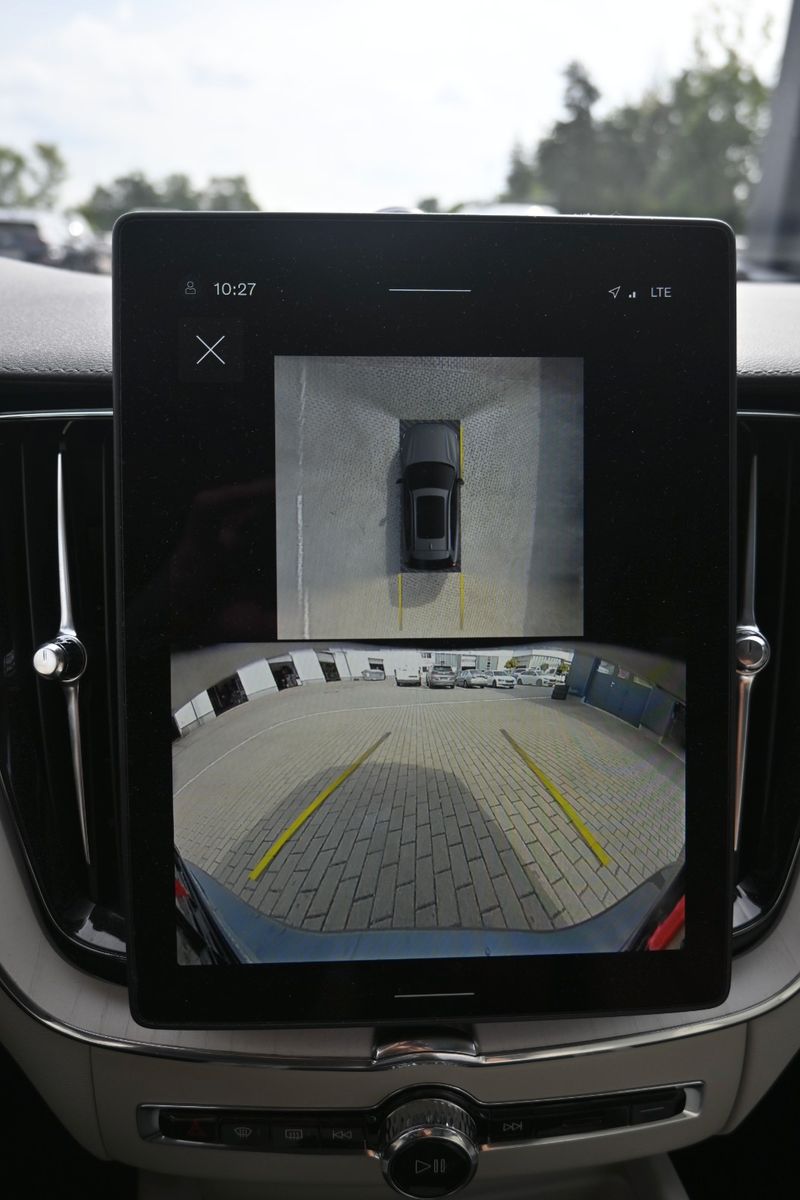 Fahrzeugabbildung Volvo XC60 B5 B  Ultra Dark AWD*B&W*PANO*LUFT*AHK*