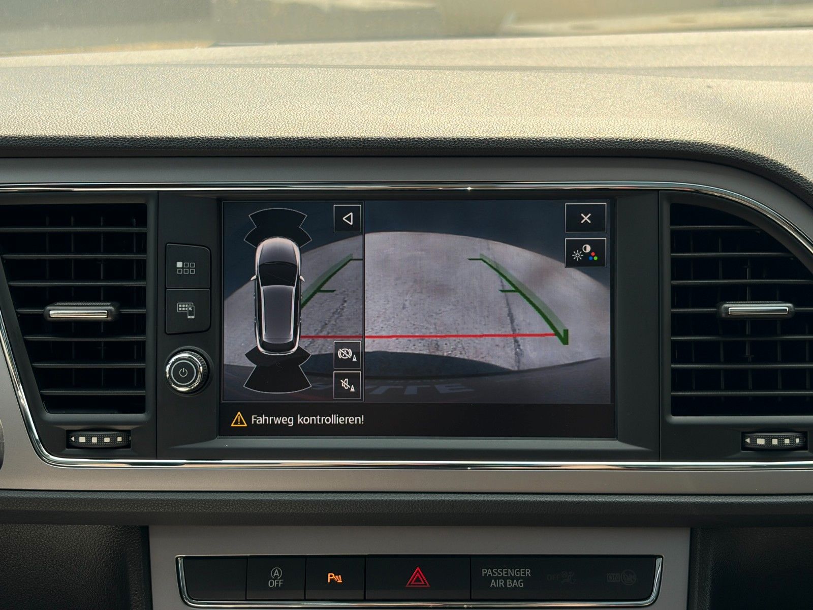 Fahrzeugabbildung SEAT Leon ST 1.5 TSI DSG Xcellence CarPlay PANO CAM