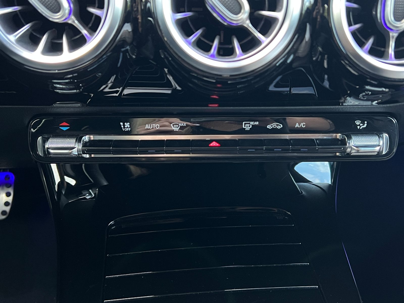 Fahrzeugabbildung Mercedes-Benz A 180 Edition *Night-Paket, AMG-Optik, Navi"