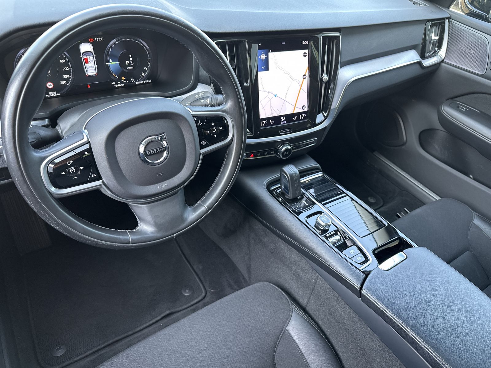 Fahrzeugabbildung Volvo V60 T6 AWD Recharge Inscription NAV+LED+H&K+PANO