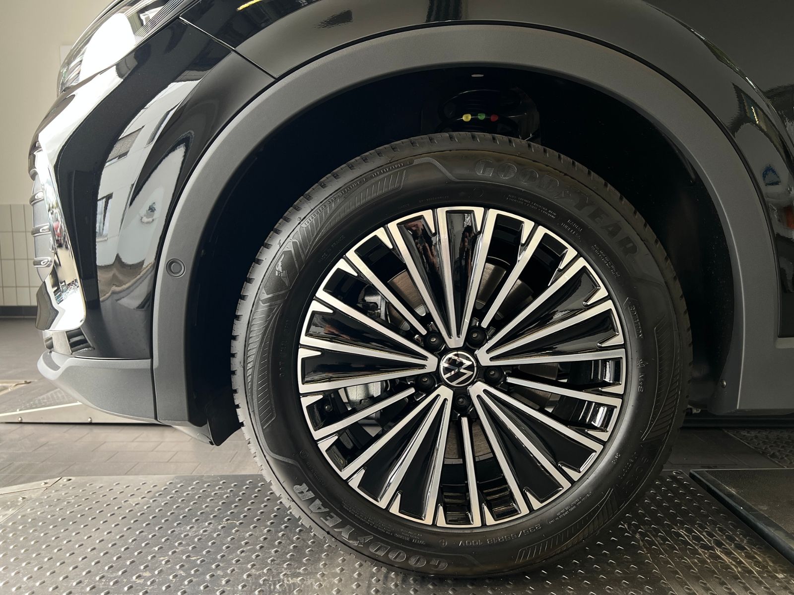 Fahrzeugabbildung Volkswagen Tiguan  ENERGY 2.0 TDI DSG *AHK, Navi, Ganzjahre