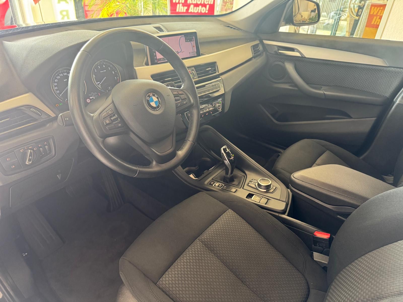 Fahrzeugabbildung BMW X1 Baureihe 18i / NAVI/ SCHECKHEFT / LED /