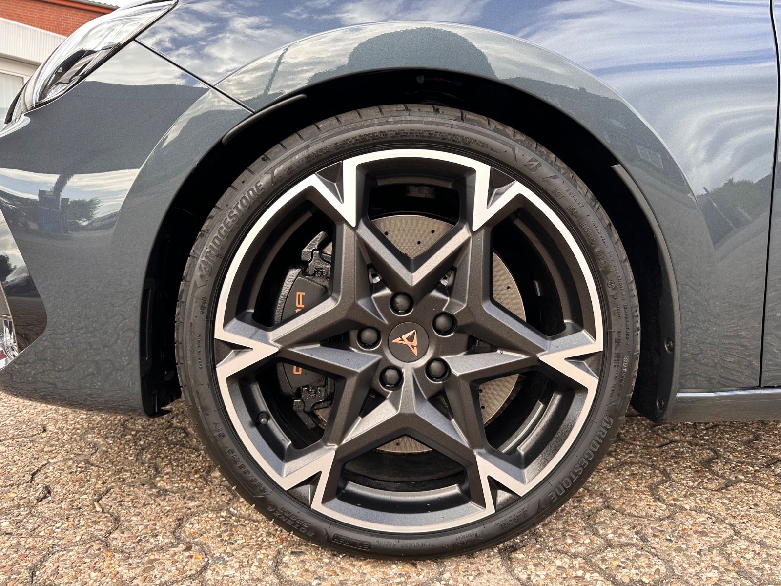Fahrzeugabbildung CUPRA Leon VZ 2.0 TSI Pano/ACC/APP/LED/RFK/PDC/SHZG