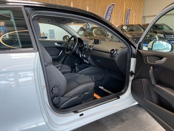 Audi A1 ambition *BI-XENON*NAVI*SZHZ*TEMPOMAT*PDC*