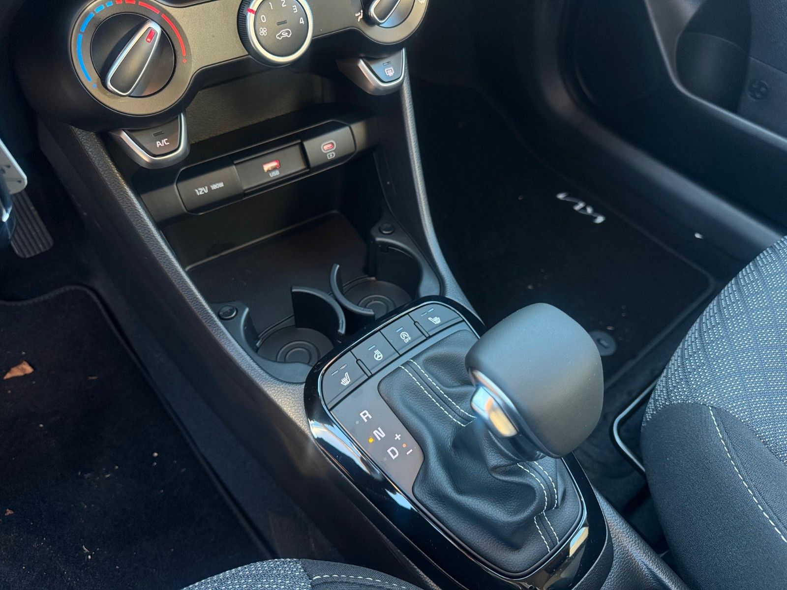 Fahrzeugabbildung Kia Picanto Sitz- Lenkradheizung Kamera PDC Navi