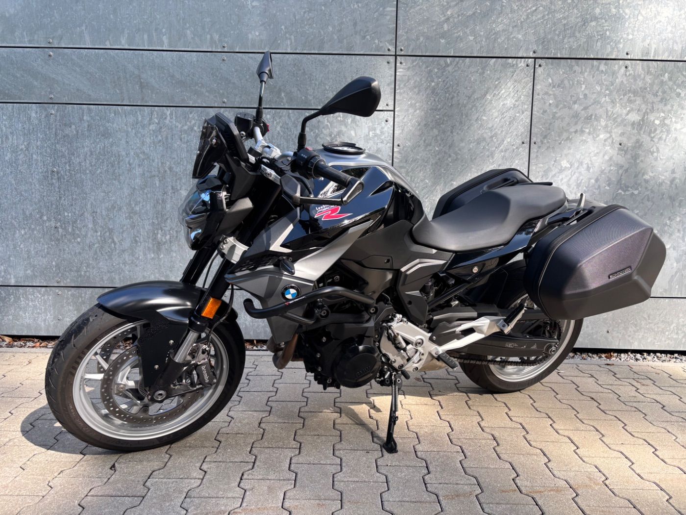 Fahrzeugabbildung BMW F 900 R Tieferlegung Seitenkoffer