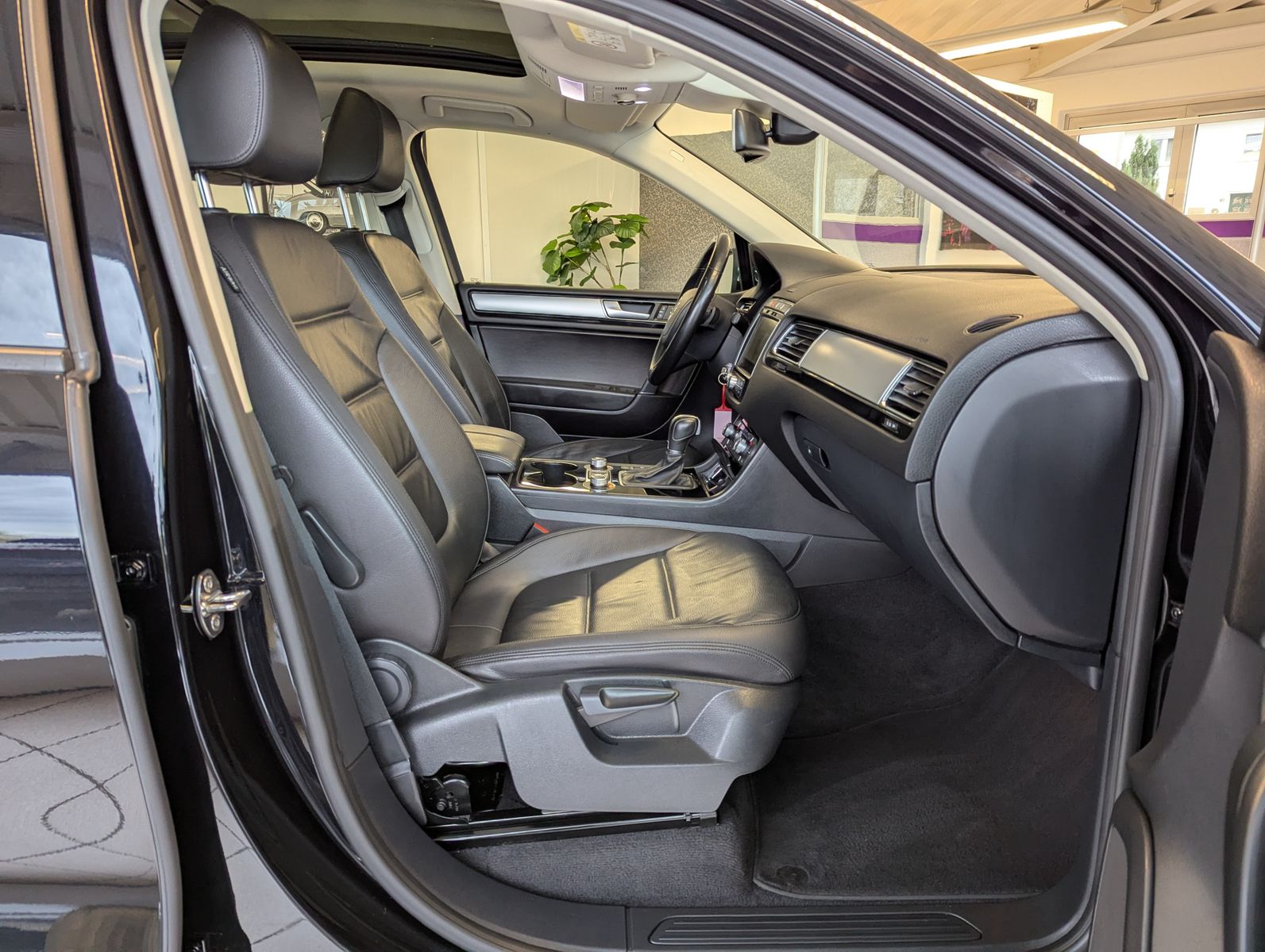 VW Touareg V6 TDI Terrain 4M StHz. Luft Pano AHK - Image 16