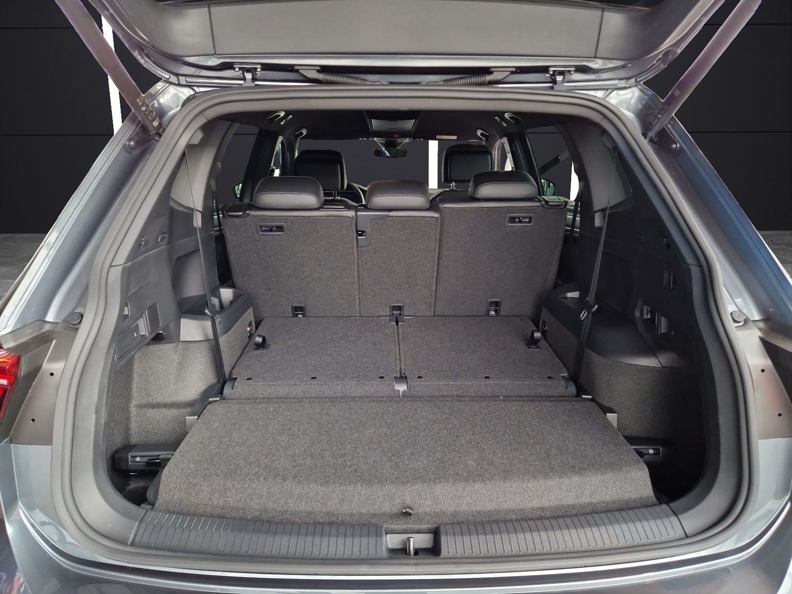 Fahrzeugabbildung Volkswagen Tiguan Allspace TDI R-Line Black 4M 7Si MATRIX A