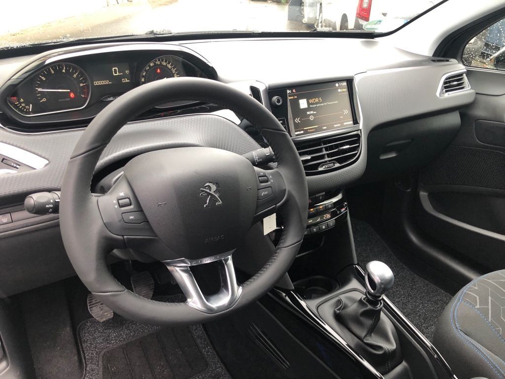 Fahrzeugabbildung Peugeot 2008 1.2  PT 110 Pano. Klimaauto.SHZ Notbremsass