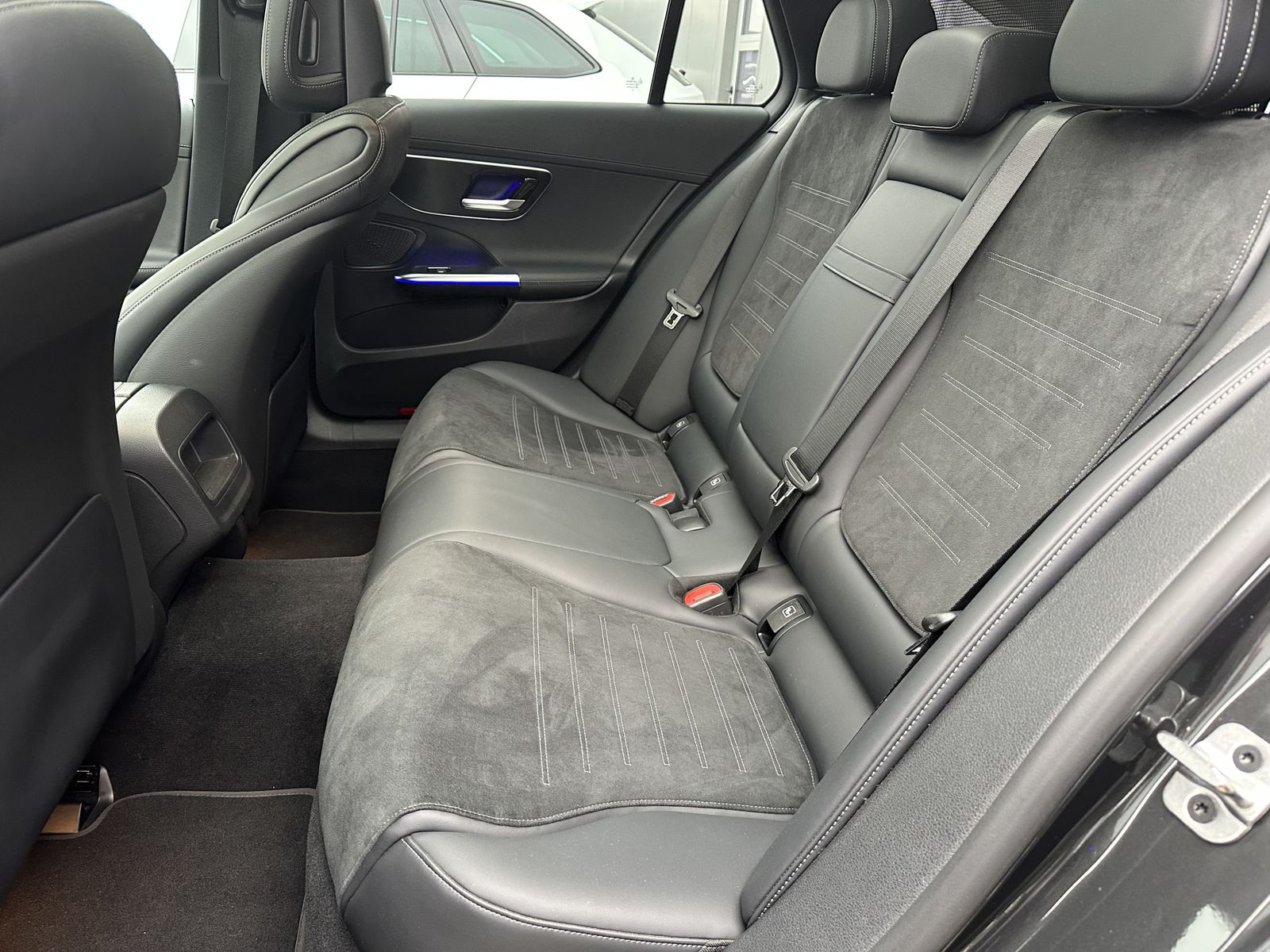 Fahrzeugabbildung Mercedes-Benz C 300d T AMG-Line NAV+LED+KAM+V-COCKPIT+AHK+PANO