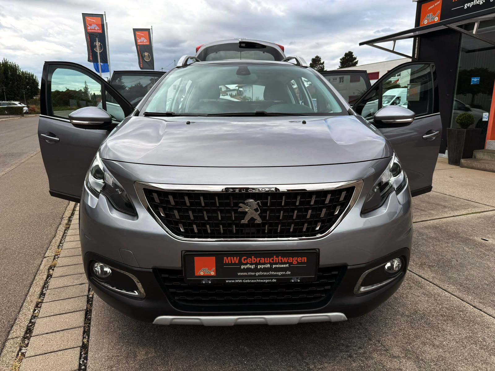 Fahrzeugabbildung Peugeot 2008 Allure 1.2 Auto. KAM PDC SHZ PANO NAV TEMP