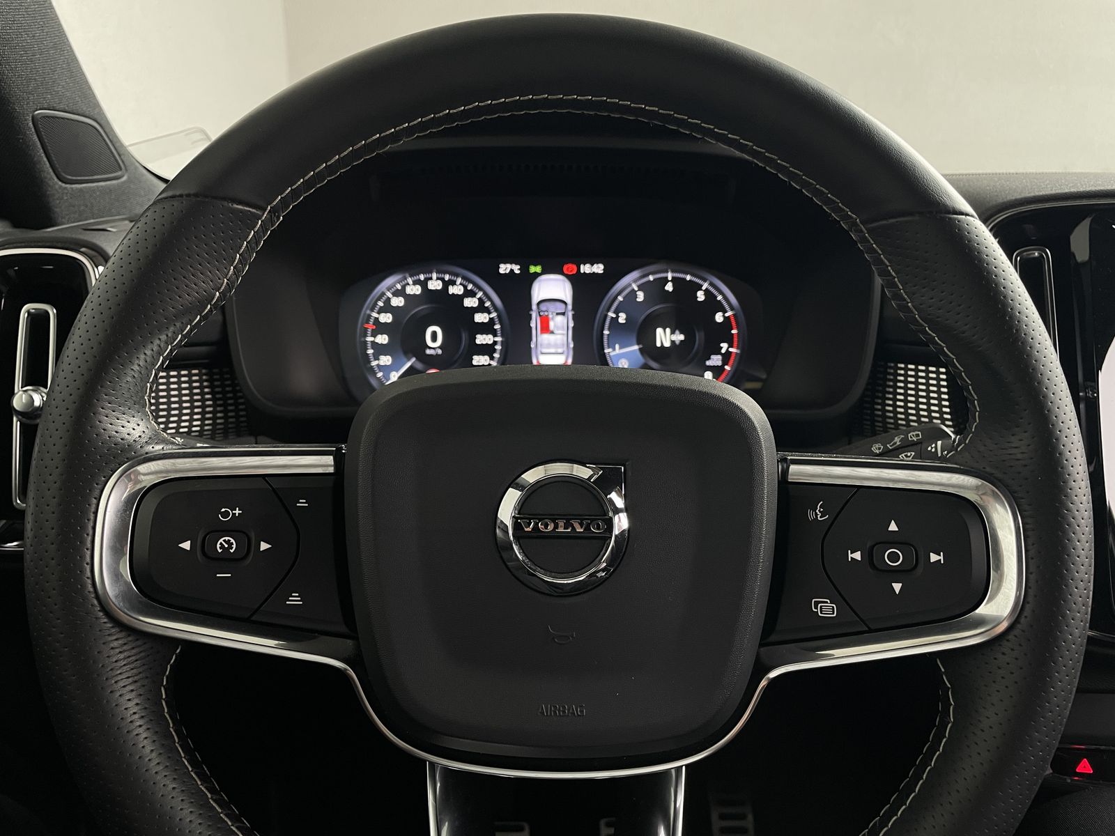 Volvo XC40 R-DESIGN 2WD NUR 23.180KM R.KAM NAVI LED foto 13