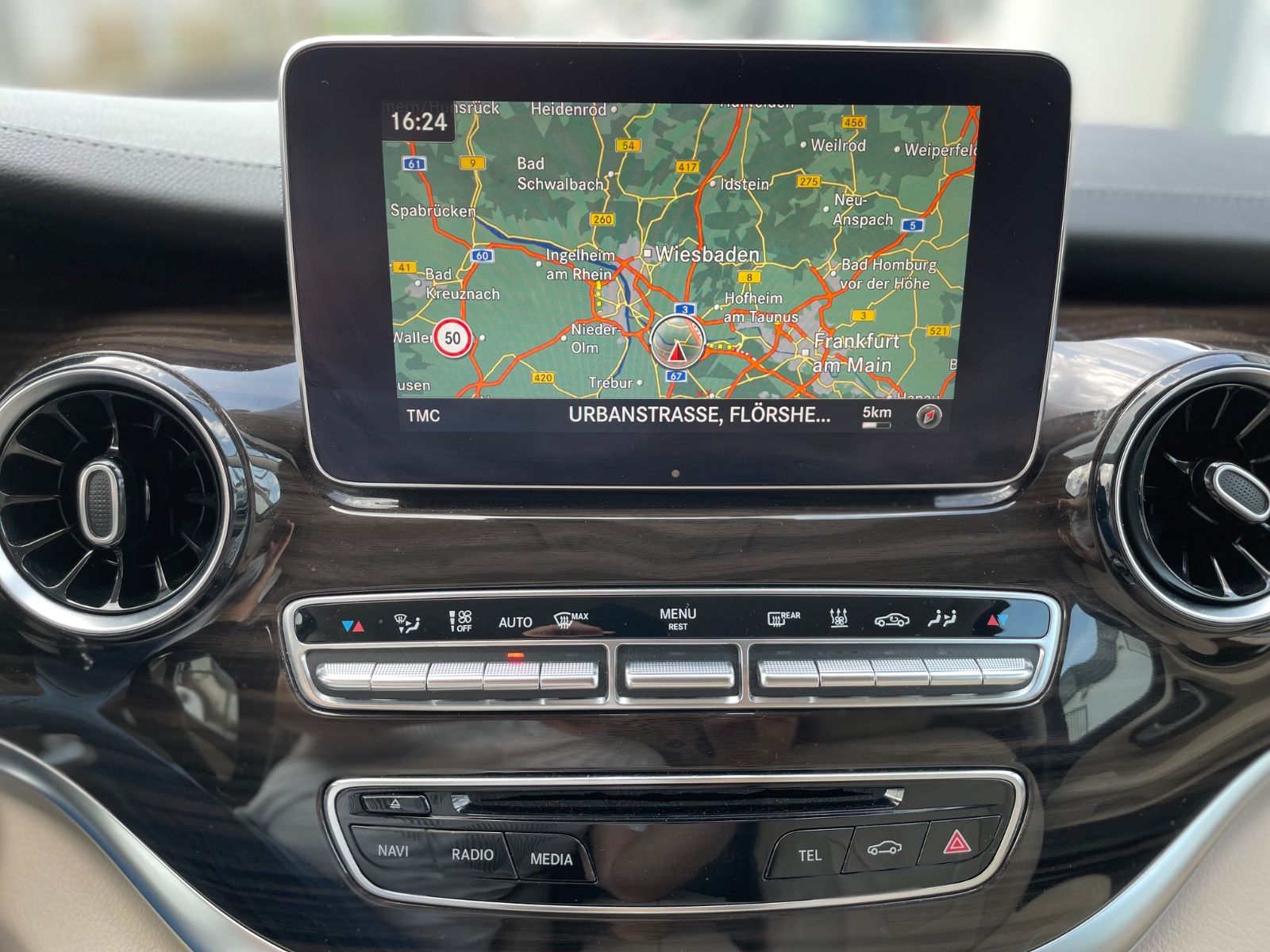 Fahrzeugabbildung Mercedes-Benz V 300 d Lang Avantgarde AMG-Line |Burmester|360°