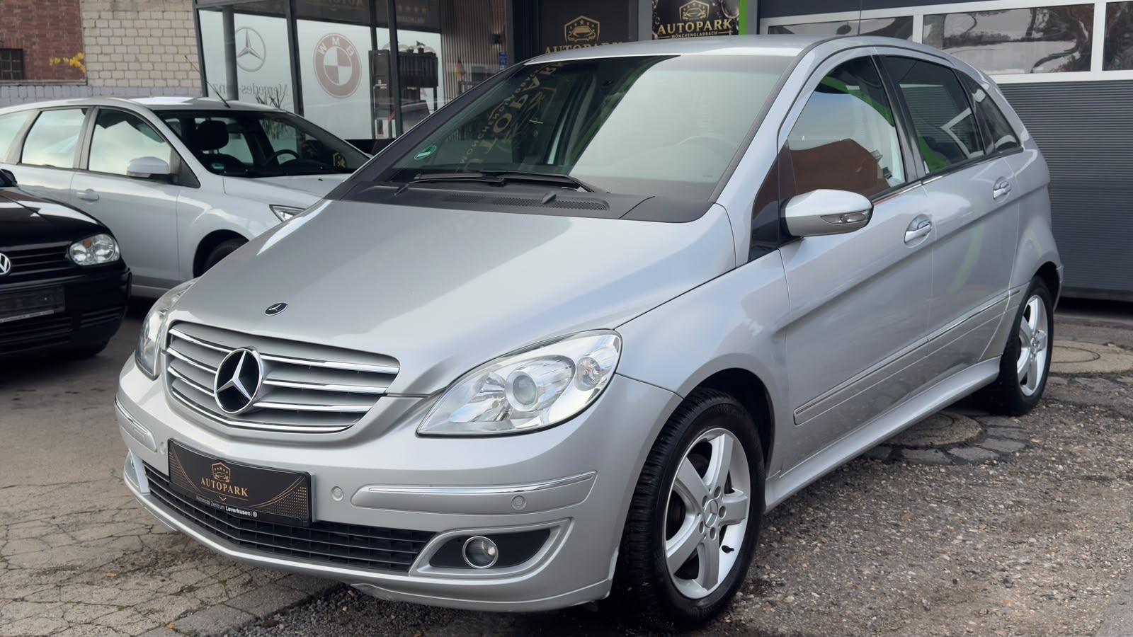 Mercedes-Benz B 180