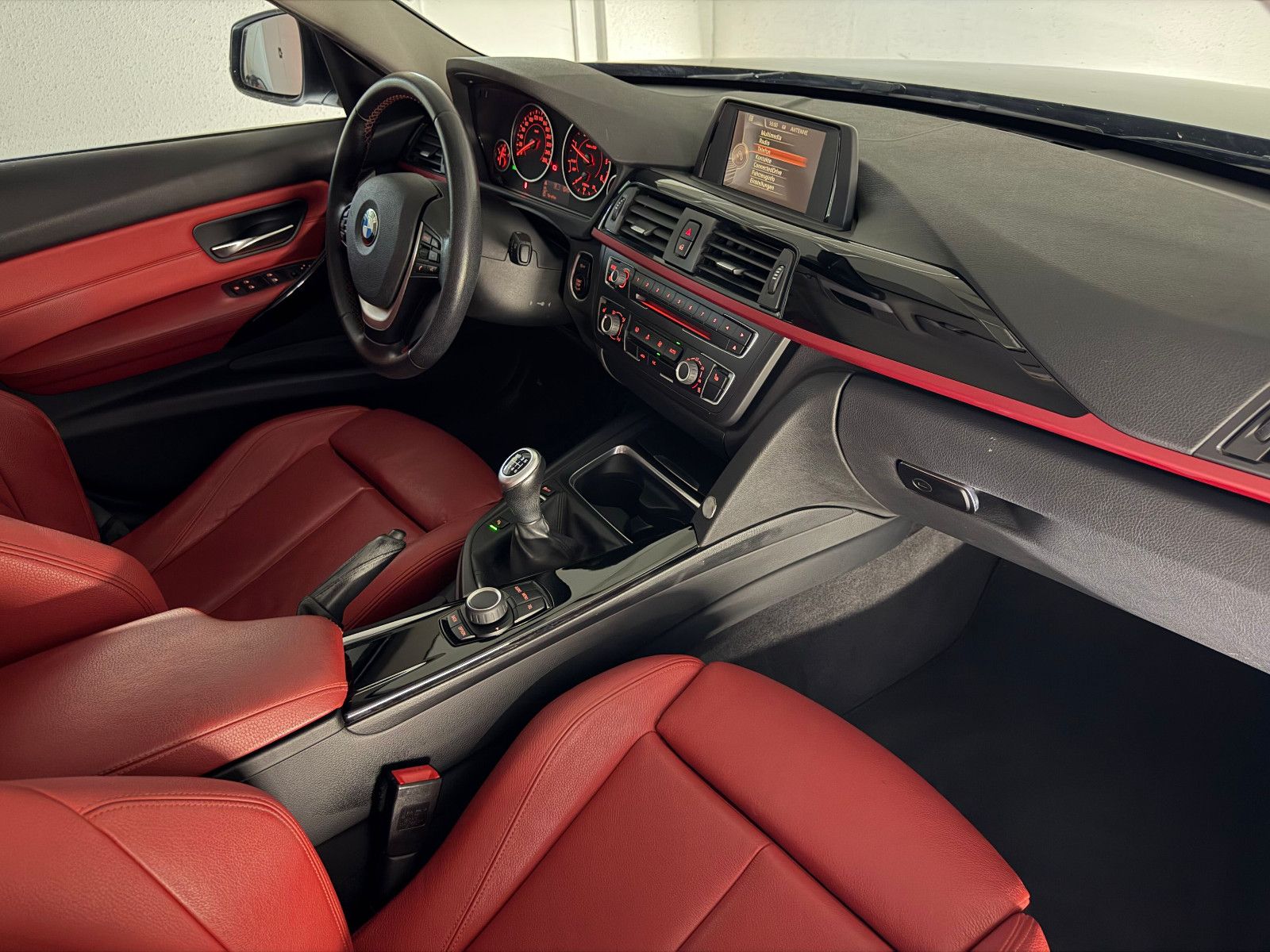 Fahrzeugabbildung BMW 320 d Lim. SPORT LINE/XENON/KAMERA/PDC/KLIMA