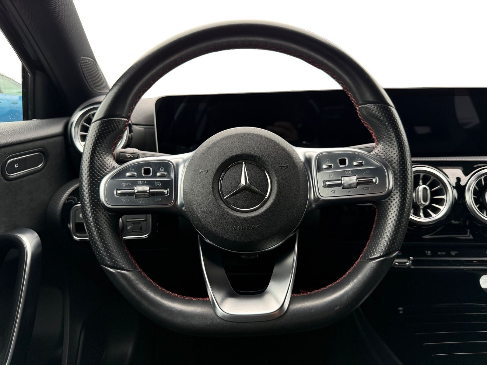 Fahrzeugabbildung Mercedes-Benz A 250 AMG Line 360VIEW AMB KEYLESS