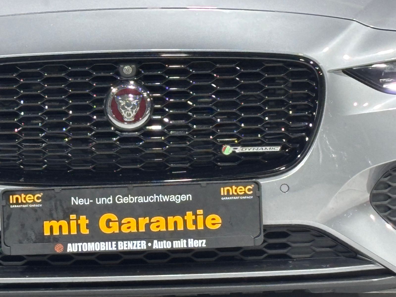 Fahrzeugabbildung Jaguar XE R-Dynamic Black/360''KAM/PANO/EXCLUSIV/MERIDI